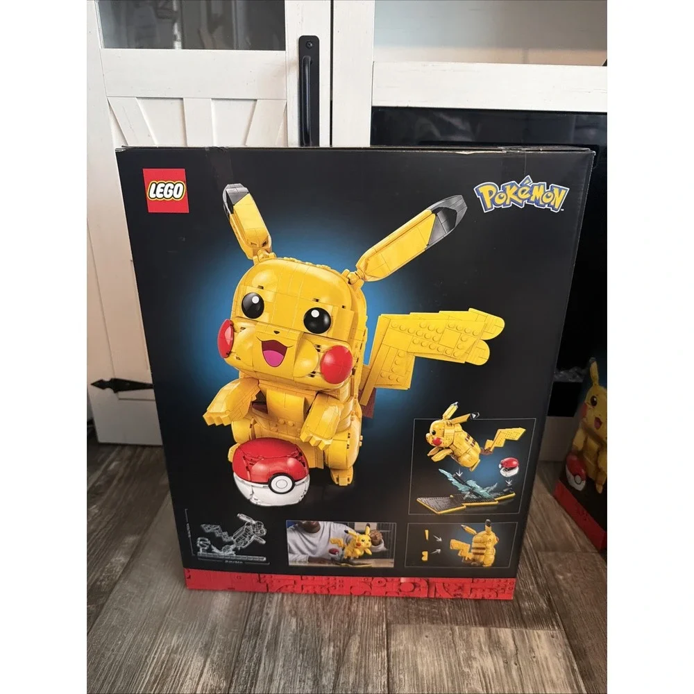 LEGO Pokemon Pikachu and Poke Ball 72152 Building Set Ships Same Day Box Damage